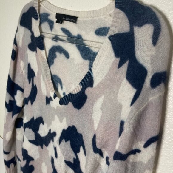 360 Cashmere | Theo Deep V Cashmere Sweater in Blue Chalk Camo Print - Picture 4 of 8